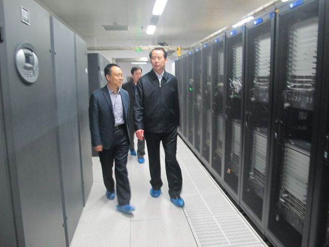 石家莊市市長王亮領導一行參觀物聯網大廈金石機房商務云數據中心